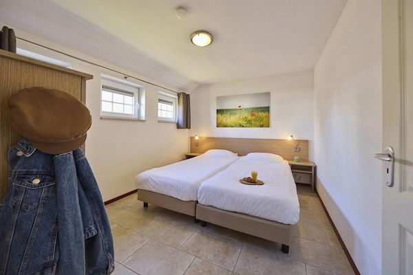 Slaapkamer - Boerderij in Limburg met Sauna & Zwembad in Roggel (5)