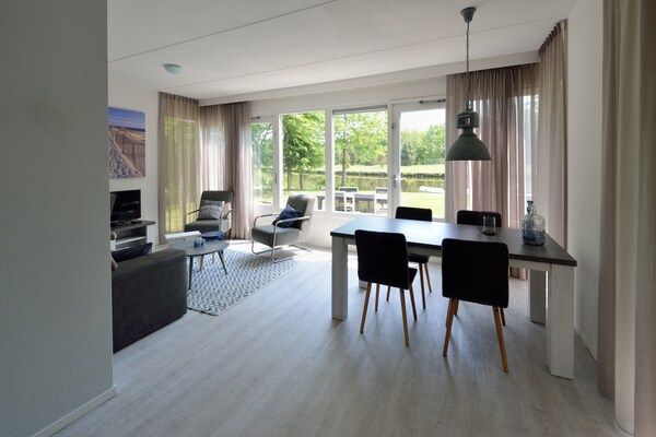 Woonkamer - Charmante villa aan het meer in Steendam (3)