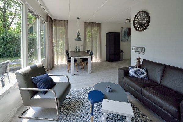 Woonkamer - Charmante villa aan het meer in Steendam (4)