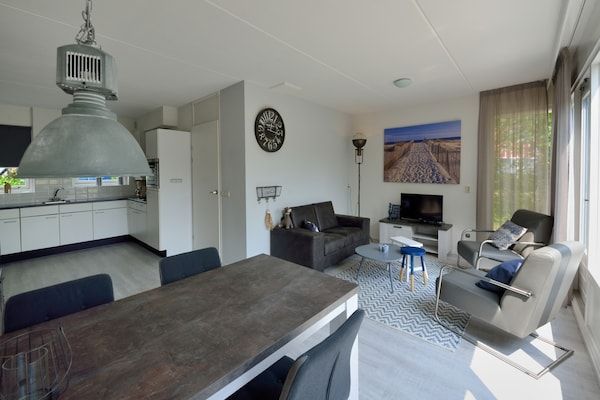 Woonkamer - Villa aan het water met uitzicht in Steendam (3)