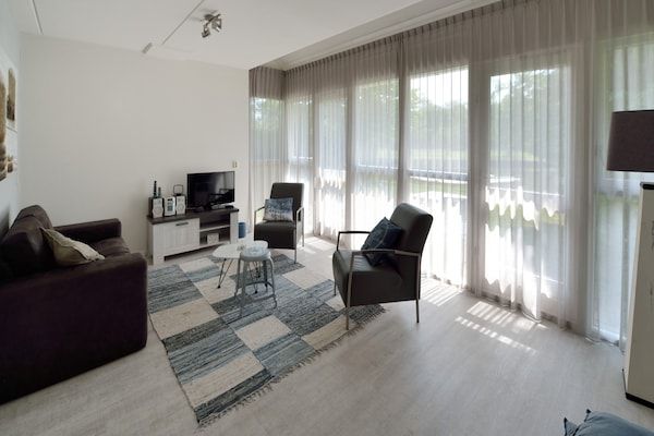 Woonkamer - Ontspannend verblijf met terras in Steendam (5)