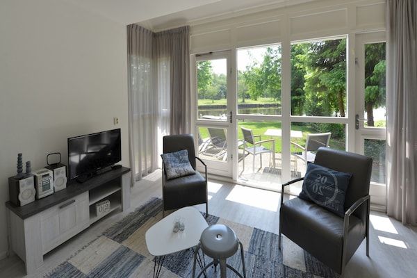 Woonkamer - Ontspannend verblijf met terras in Steendam (2)