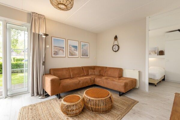 Woonkamer - Bungalow met jacuzzi, natuur in Eernewoud (2)