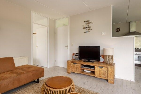 Woonkamer - Bungalow met jacuzzi, natuur in Eernewoud (3)