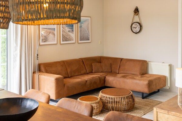 Woonkamer - Bungalow met jacuzzi, natuur in Eernewoud (4)