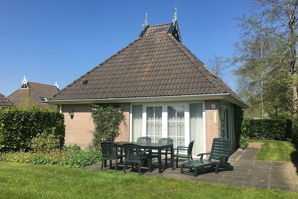 Buitenkant - Verblijf aan het water met privé-aanlegsteiger in Eernewoud (1)