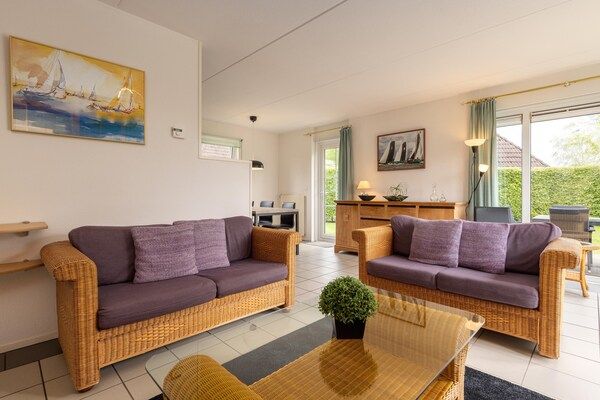 Woonkamer - Natuurbungalow met twee badkamers in Eernewoud (3)