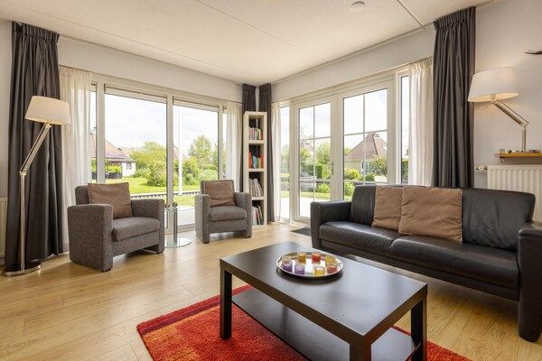 Woonkamer - Gezellige bungalow met terras in Eernewoud (3)