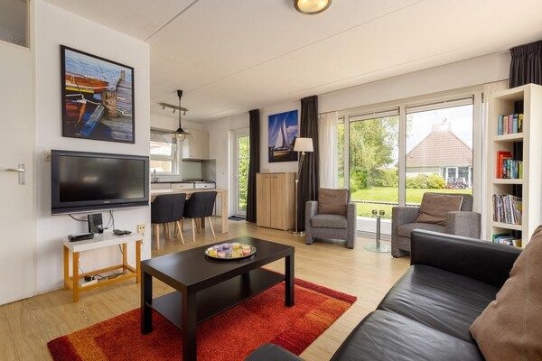 Woonkamer - Gezellige bungalow met terras in Eernewoud (4)