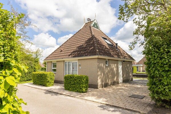 Buitenkant - Gezellige bungalow met terras in Eernewoud (2)