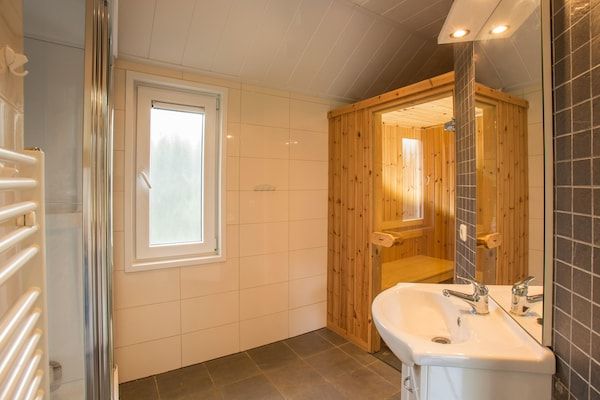 Badkamer - Ontspannend chaletverblijf in Hoge Hexel (5)