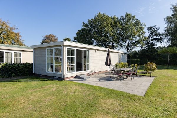 Buitenkant - Luxe Chalet met Sauna in Hoge Hexel (1)
