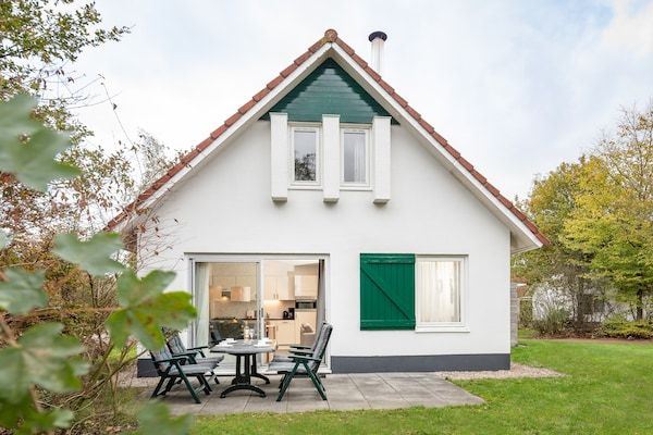 Buitenkant - Vakantiehuis met open haard nabij Wold in Hoogersmilde (1)