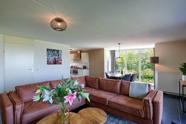 Woonkamer - Villa met uitzicht op het meer in Heel (5)