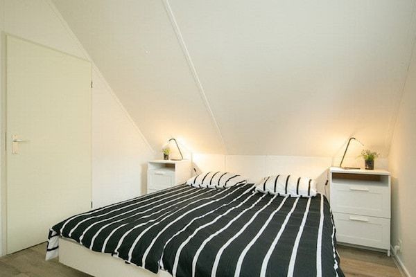 Slaapkamer - Rustieke villa met gedeeld zwembad in Paasloo (4)