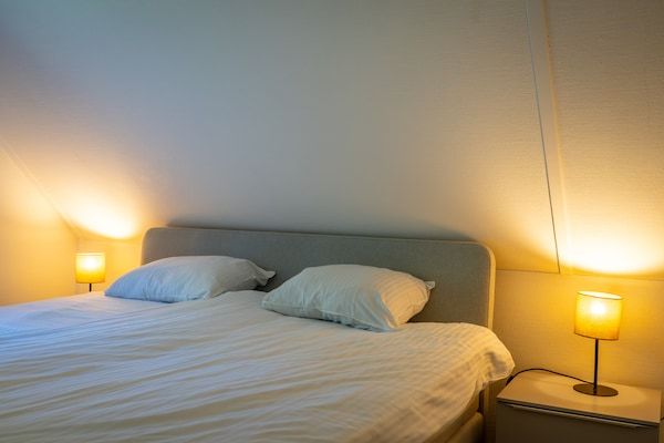 Slaapkamer - Rustieke villa met gedeeld zwembad in Paasloo (5)