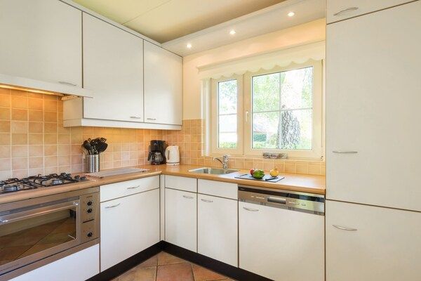 Keuken - Charmant huis met tuin in Paasloo (3)