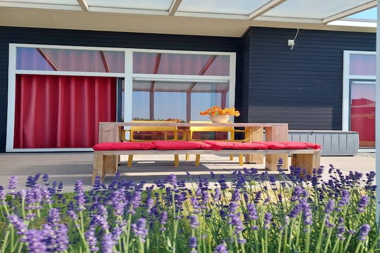 Het terras van Water Resort Oosterschelde 51 in Wemeldinge