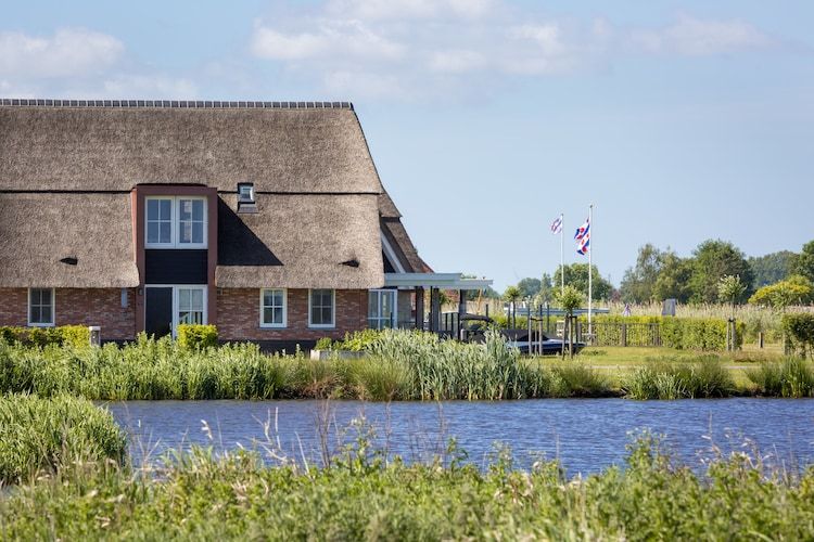 De buitenkant van Friese Meren Villa's 10 in Delfstrahuizen
