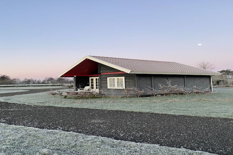 De buitenkant van Chalet Famke in De Veenhoop