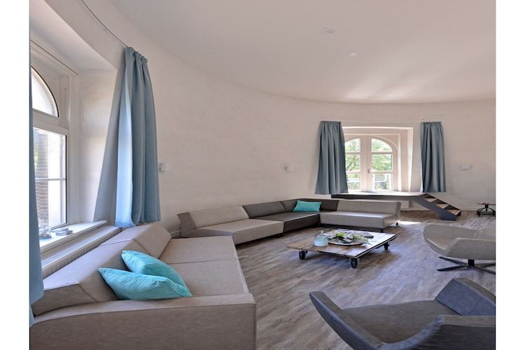De woonkamer van Familiehuis Watertoren 8 pers in Vlissingen