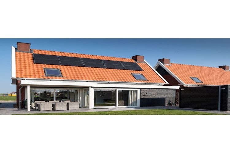 De buitenkant van 6 persoons vrijstaand met sauna/hond in Colijnsplaat