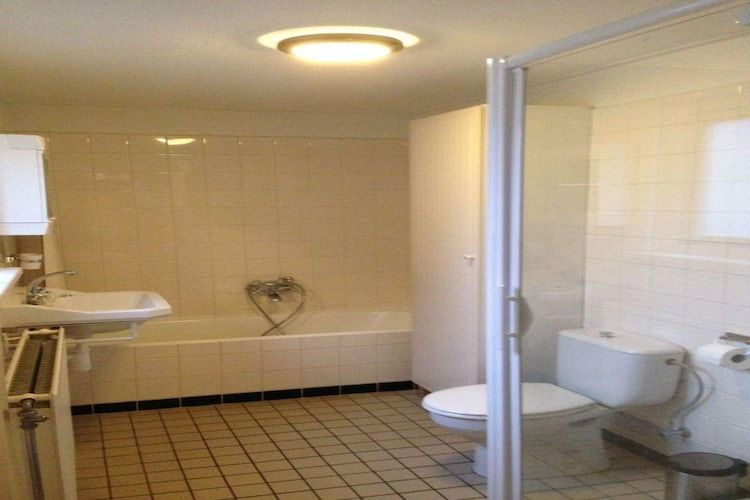 De badkamer van 2e Zandstraat 9 Breskens in Breskens